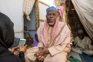 Familias desplazadas por la violencia de Boko Haram en Maiduguri, Nigeria nororiental. La implementación de un sistema de ID digital requiere del consentimiento informado de los participantes. Crédito de la fotografía: USAID.