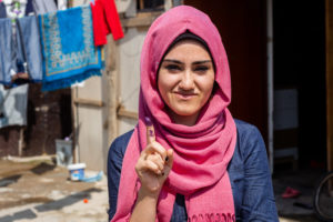 Joven mujer iraquí retratada en el campamento de IDP de Harsham en Erbil, Iraq. Los ID digital y la biometría tienen el potencial para facilitar el proceso de votación. Crédito de la fotografía: Jim Huylebroek para Creative Associates International.