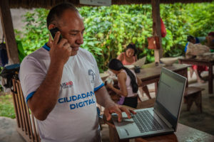 Proyecto de inclusión digital en la Amazonía peruana. Las áreas rurales con menos infraestructura probablemente se rezagarán en el desarrollo 5G. Crédito de la fotografía: Jack Gordon para USAID / Digital Development Communications.