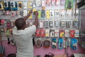 Tienda de celulares en Tanzania. La tecnología 5G requiere el acceso a smartphones y aparatos compatibles con la tecnología 5G. Crédito de la fotografía: Riaz Jahanpour para USAID Tanzania / Digital Development Communications.