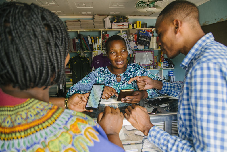 Capacitadores digitales en Mugumu, Tanzania. 5G no está diseñado fundamentalmente para conectar personas, sino más bien aparatos. Crédito de la fotografía: foto de Bobby Neptune para DAI.