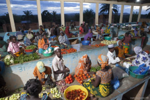 La luz solar ilumina un mercado al anochecer en Msimba, Tanzania. Las ciudades inteligentes integran la tecnología con la infraestructura ya existente para recoger datos y optimizar el uso de los recursos. Crédito de la fotografía: Jake Lyell.