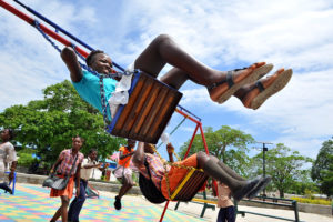 Niños jugando en la plaza Limonade, Haití. Los proyectos de ciudad inteligente pueden mejorar la calidad de vida de sus ciudadanos. Crédito de la fotografía: Kendra Helmer/USAID.